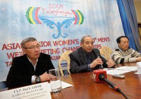 Анатолий Кульназаров проводит пресс-конференцию