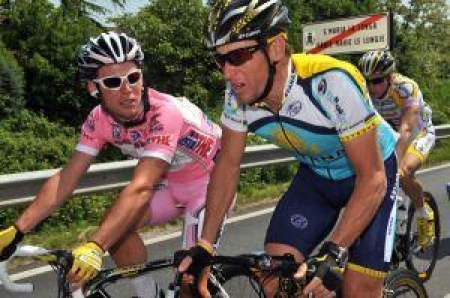 Армстронг ведет разговор с победителем нескольких этапов Кавендишем