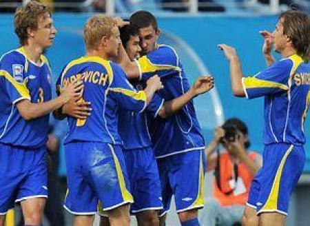 Казахстан отмечает гол Нусербаева