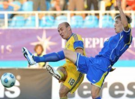 Александр Кислицын пытается помешать автору двух голов Сергею Назаренко