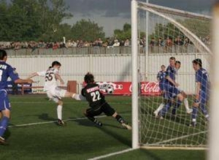 Дамир Даутов забивает гол в ворота «Востока»