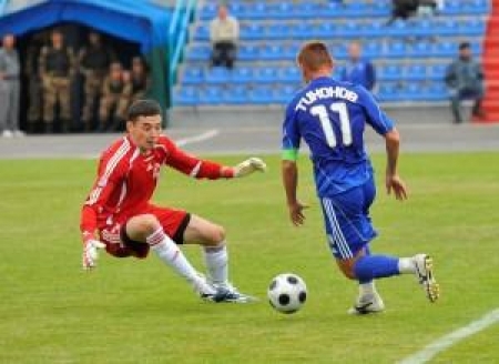 Тихонов обводит соперника