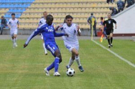 В борьбе за мяч негириец Овие