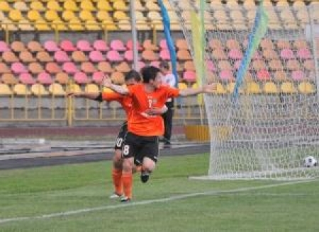 Два Сергея отмечают гол