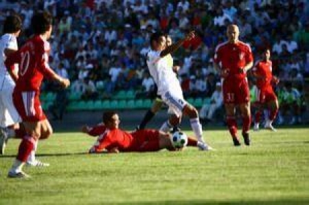 Матчи с участием футболистов «Актобе» (в темной форме) проходят при переполненных трибунах