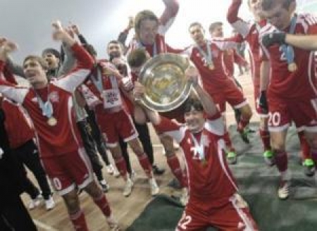 Футболисты «Актобе» празднуют победу в чемпионате Казахстана