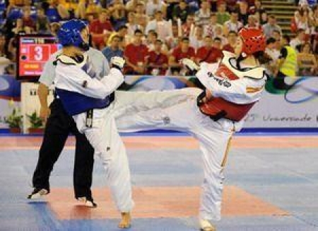 Чемпионка Универсиады Гульнафиз Айтмухамбетова в решающей схватке с представительницей Сербии