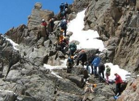 Контролировал легендарный казахстанский альпинист Денис Урубко