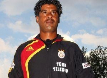 Новый наставник «Галатасарая» Франк Райкаард руководит тренировкой