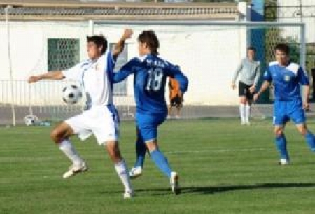 Данияр Муканов борется за мяч