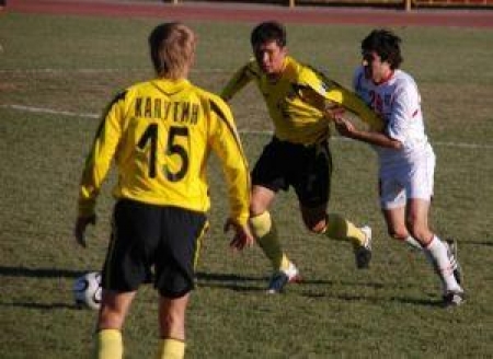 Евгений Ловчев идет на мяч