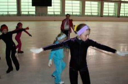 Новые и новые малыши приходят на каток почти ежедневно