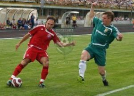 Стоян борется за мяч