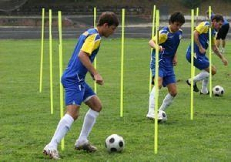 Смогут ли наши ребята так же легко, как эти стойки, проходить сквозь оборонительные порядки андоррцев?