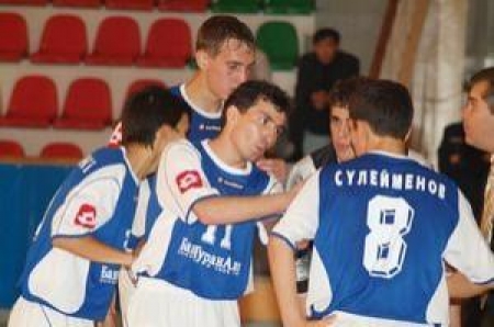 Последним клубом Рамиля Юсупова (в центре) был алматинский «Алем»