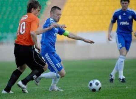 Команда Андрея Тихонова (в центре) уступила «Шахтеру»