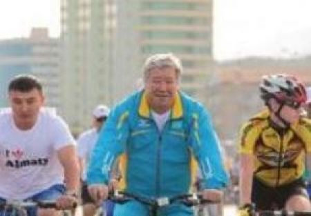 Аким Алматы подал пример молодежи