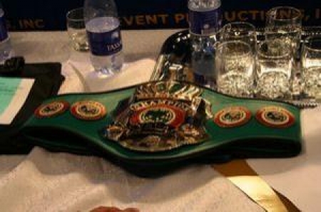 Бейбут Шуменов не сумел отобрать пояс чемпиона мира по версии WBA у его обладателя, испанца Габриэля Кампилльо