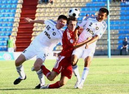 Смогут ли футболисты «Локо» (в светлой форме) вытеснить с чемпионского трона «Актобе»?