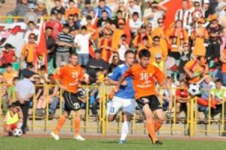 Аслан Дарабаев держит мяч