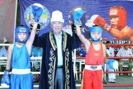 Тренер и юные спортсмены