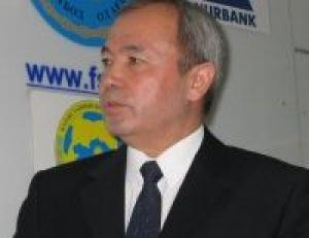 Одно из основных требований для кандидатов заключается в том, что он должен иметь постоянную работу, постоянную практику