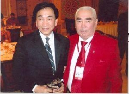 Мадихан Сауданбеков (справа) с президентом АИБА Чии Куо Ву