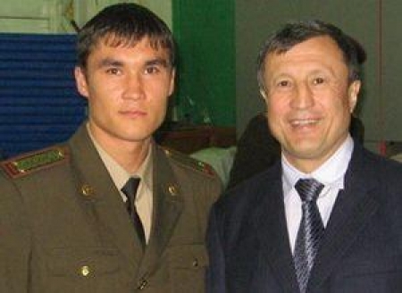 Лейтенант ЦСКА МО РК Серик Сапиев (слева) с министром обороны РК Адильбеком Джаксыбековым