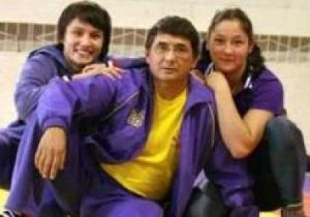 Тимур Гухарбакиев со своими восспитанницами