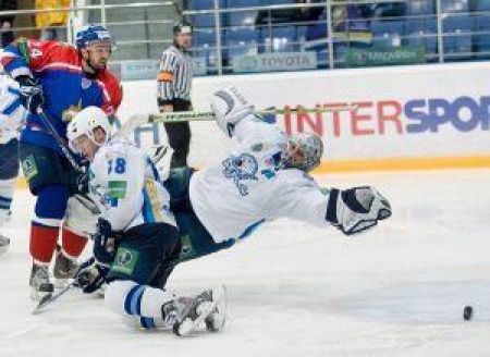 Шайба за шайбой влетали в ворота Алексей Кузнецова в Балашихе