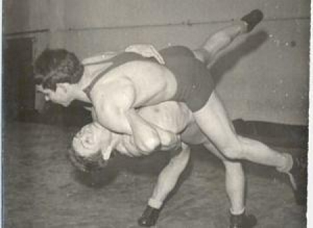 Яков Шевченко (в нижней стойке) в молодости боролся мастерски