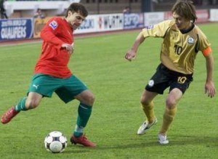 Автор двух голов Тимофей Калачев (слева) против капитана гостей Руслана Балтиева