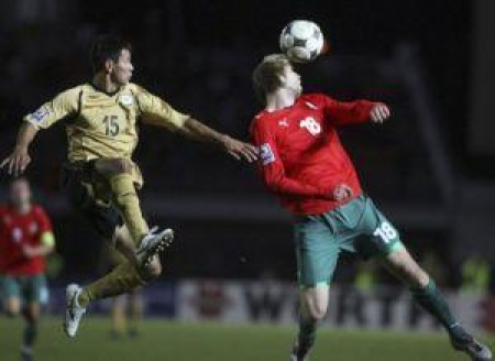 Танат Нусербаев борется за мяч