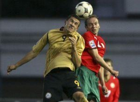 За мяч борятся Хижниченко и Кульчий