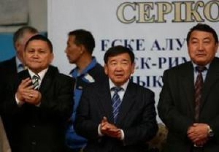 Жаксылык Ушкемпиров (в центре) был в качестве почетного гостя