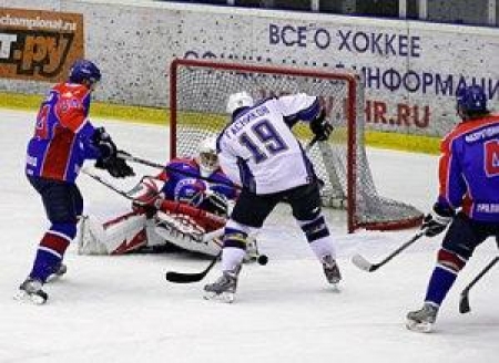 Евгений Гасников забрасывает шайбу