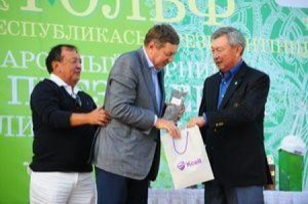 Владимир Школьник (на снимке слева) получает из рук президента Федерации гольфа РК ценный приз