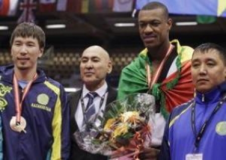 На снимке слева направо: бронзовый призер чемпионата мира Арман Чилманов, главный тренер сборной Казахстана Максут Нарбаев, победитель мирового первенства Даба Мадибо Кейта Мали и представитель тренерского штаба сборной