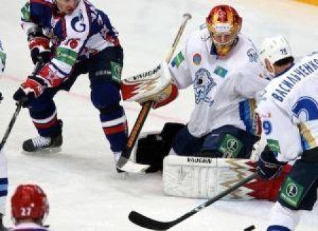 Шайба возле ворот Джеффри Гласса