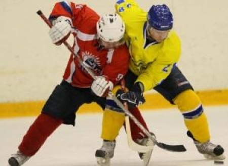 Пикалов соревнуется за шайбу