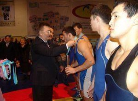 Президент ФБРК Бекзат Сарманов вручает призерам Кубка медали