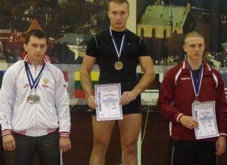 Гордость петропавловского гиревого спорта – Виталий Диденко (в центре)