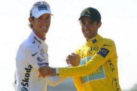 Энди Шлек слева и Альберто Контадор