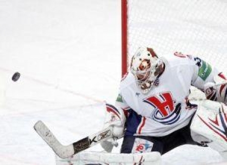 Вратарь россиян пропустил на одну шайбу меньше чем Гласс