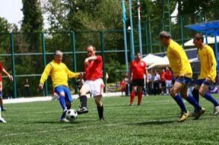 Аким Алматы Ахметжан Есимов в матче против сборной журналистов Англии обыграл без замены