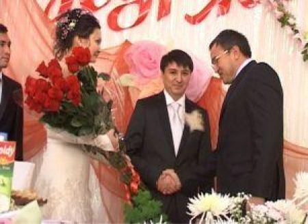 Аким области Аскар Мырзахметов поздравляет Алию Юсупову 