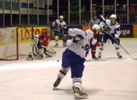 Бросок Эдуарда Мазулы по воротам норвежцев