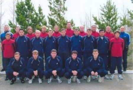 Андрей Володин (второй слева в нижнем ряду)