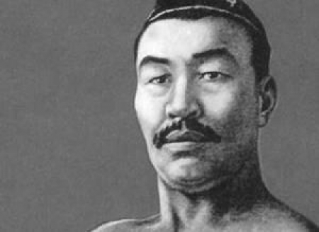 үлкен бөксесі бар арық жалаңаш азиялық әйел