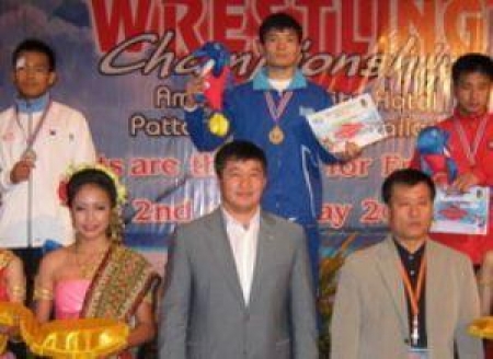 Дархан Баяхметов (в центре) стал в этом году чемпионом Азии после ожесточенных схваток в Таиланде